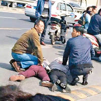 兩名示威者被警方壓制在地上。
