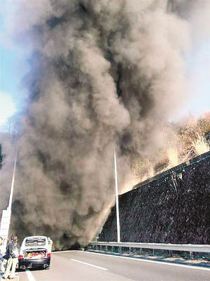 車禍發生後，隧道冒出大量濃煙。（互聯網圖片）