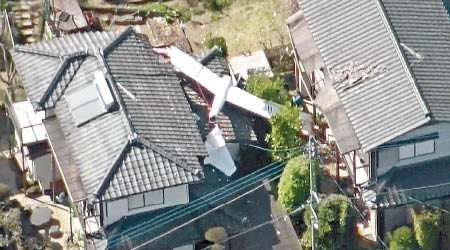 滑翔機墜落民居上。（互聯網圖片）