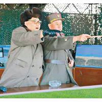 北韓官媒發放金正恩（左）視察演習的照片。