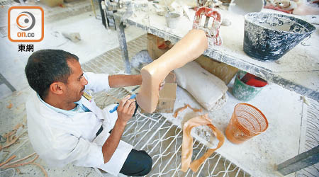 在薩那政府復康中心，技師製作義肢。