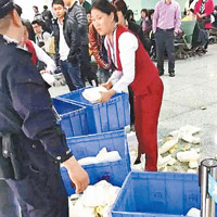 有人推翻航空公司預備給滯留旅客的飯盒。