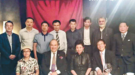 奧利弗（前左二）出席北京商界活動。（互聯網圖片）