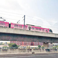 列車因斷電而被困路軌上。