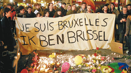 比利時民眾拉起橫額，對死者致哀。
