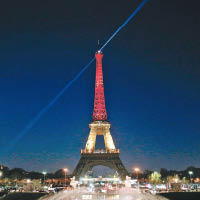 巴黎艾菲爾鐵塔亦轉色致哀。