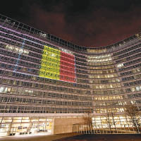 布魯塞爾歐盟委員會大樓亦亮起比利時國旗顏色的燈光。
