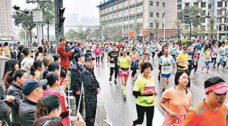 清遠馬拉松吸引近兩萬人參與。（互聯網圖片）