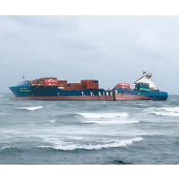 貨櫃船「德翔台北」船身斷裂，恐有翻覆可能性。（中時電子報圖片）