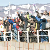 大批民眾在沿途歡迎北海道新幹線。