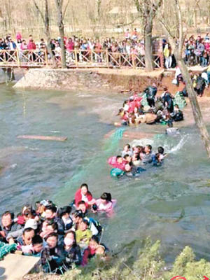 河水水淺，墮河遊客未有受傷。（互聯網圖片）