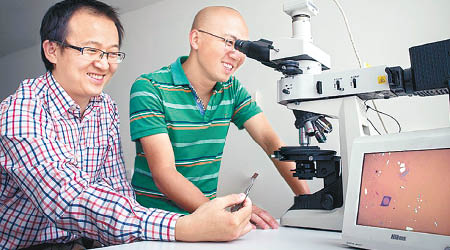 盧岳瑞（左）與其團隊研製出全球最薄鏡片。（ANU圖片）