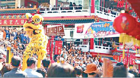 仁川觀光公社等在街上安排舞獅表演，迎接旅行團。（互聯網圖片）