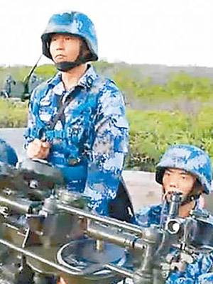 解放軍琛航島守備部隊正進行演練。（電視畫面）