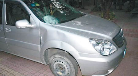 翁某所駕車輛的車頭及擋風玻璃受損。（互聯網圖片）