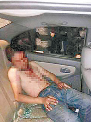 劉男被毆傷在警車上浴血。（互聯網圖片）