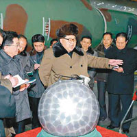 金正恩上月展示疑似小型核彈頭模型。