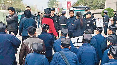 多名道士到梁園區政府門前下跪討說法。（互聯網圖片）