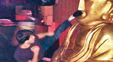 奧斯曼諾夫提腿踢向一尊大佛像面部，引起民憤。（互聯網圖片）