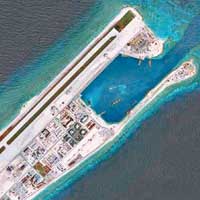 衞星照片顯示永暑礁上建有跑道及港口。（互聯網圖片）