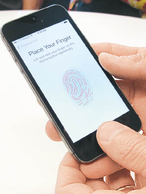 蘋果拒絕為iPhone解鎖，與當局爭持多時。（資料圖片）