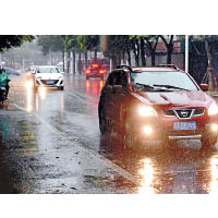 福州雷雨交加白晝如夜，汽車開大燈行駛。（互聯網圖片）