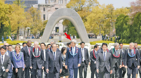 包括克里（箭嘴示）的G7外長一行人到訪廣島市和平公園。