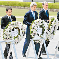 克里（中）、岸田文雄（左）等人向廣島原爆紀念碑獻花。
