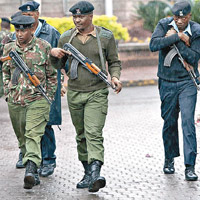 肯國警察抓人時據指曾持衝鋒槍。（資料圖片）