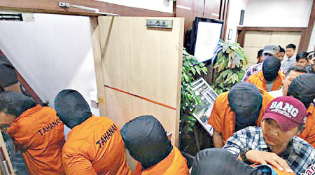 印尼警方抓獲大批騙案疑犯。（互聯網圖片）