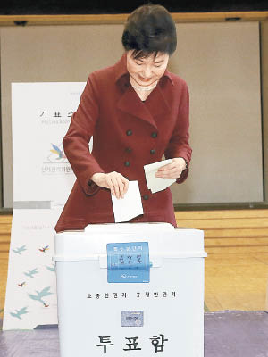 南韓總統朴槿惠到票站投票。