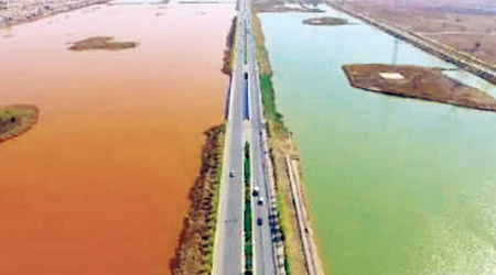 「紅河」（左）與一橋之隔的河道顏色明顯有別。（互聯網圖片）