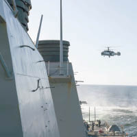 俄軍直升機圍繞美艦盤旋拍照。