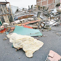 厄瓜多爾地震造成嚴重傷亡，一具遺體以白布蓋着。