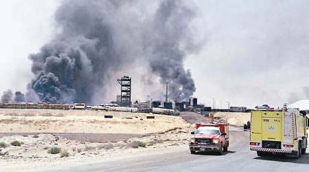 石油化工廠冒出大量濃煙。