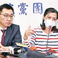 劉母（右）曾向台灣媒體高調為兒子喊冤。