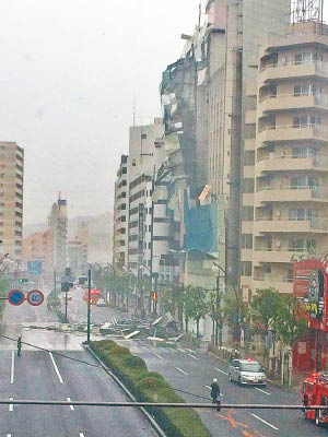 強風吹襲東京地區，有建築物外牆被吹倒。（互聯網圖片）