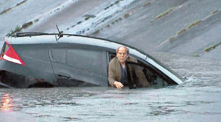 男司機被困洪水中，一臉徬徨。（互聯網圖片）