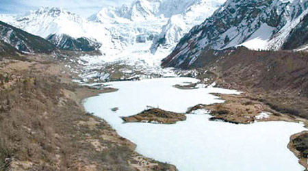 西藏冰川縮減後，遺留下的冰磧湖。（互聯網圖片）