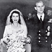 1947<BR>與菲臘王子（右）結婚，雙雙步出西敏寺。（美聯社黑白圖片）