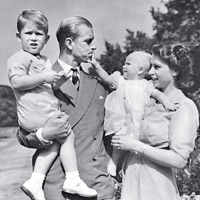 1951<BR>與查理斯（左一）、安妮（右二）一起，一家四口樂也融融。