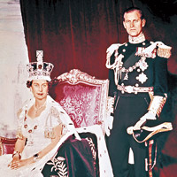 1953<BR>正式加冕，菲臘親王陪伴在側。