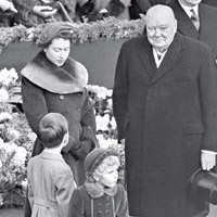 1954<BR>英女王任內歷經多位首相，包括邱吉爾（右）。