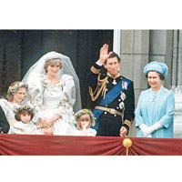 1981<BR>查理斯迎娶戴安娜，女王（右）與他們一同會見民眾。