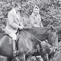 1982<BR>美國時任總統列根（左）與英女王（右）騎馬。