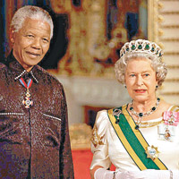 1996<BR>南非時任總統曼德拉（左）訪英國。