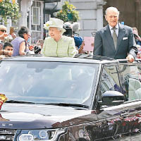 英女王（左）與菲臘親王（右）坐車巡遊。