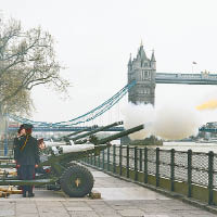 軍人在倫敦鳴放禮炮，慶祝英女王生日。