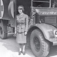 1945<BR>少女時代參與二戰，在後方維修軍用卡車。