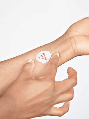 膠布狀電子貼片蓋在皮膚上就可使用。